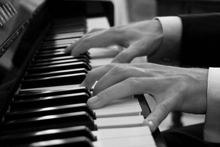Trauerfeier Matthias Denef spielt Klavier